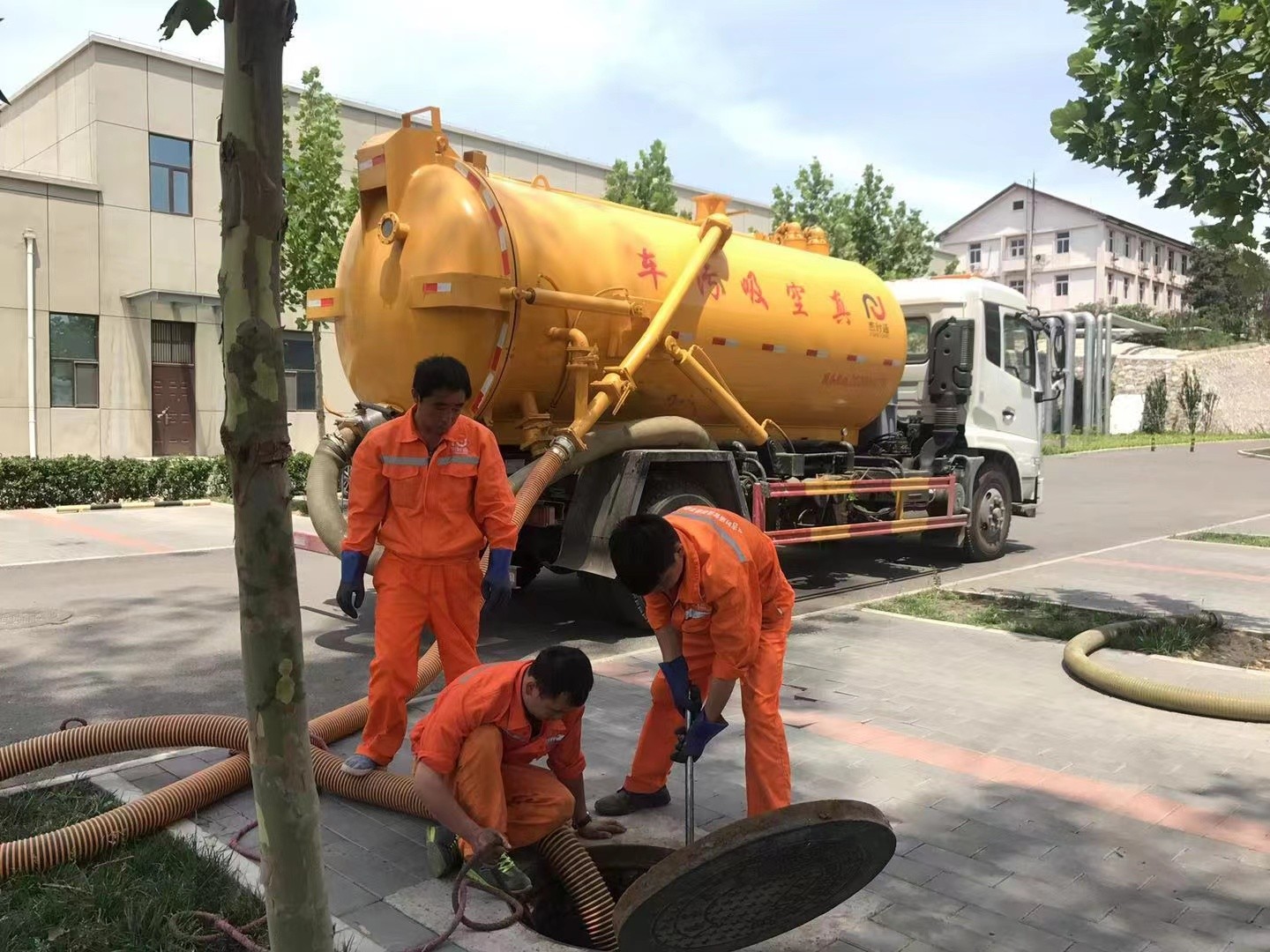 江阴化粪池清理与5-8吨吸粪车施工效率分析